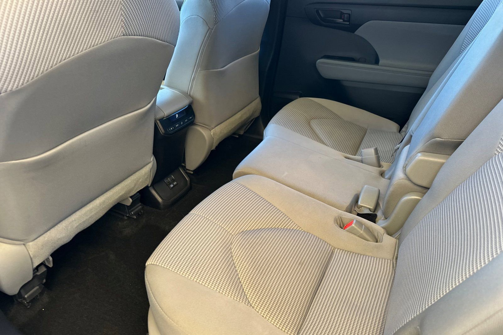 Used 2023 Toyota Highlander LE FWD image 14