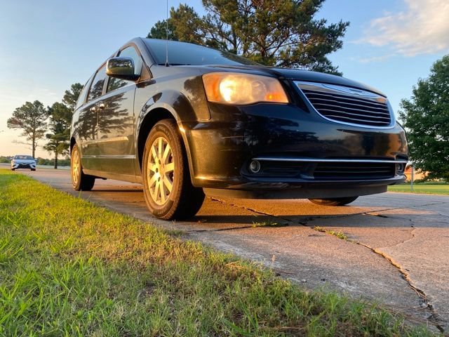 Used 2012 Chrysler Town & Country Touring-L w/ Entertainment Group #2 FWD image 9