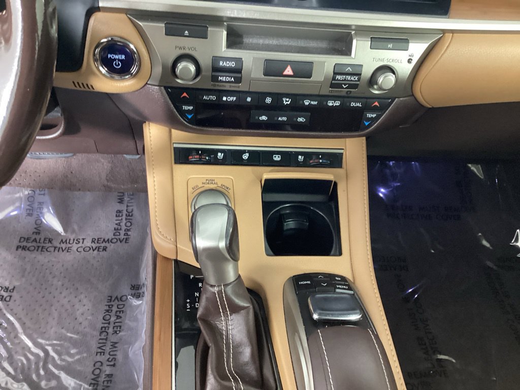 Used 2017 Lexus ES 300h w/ Luxury Package FWD image 19