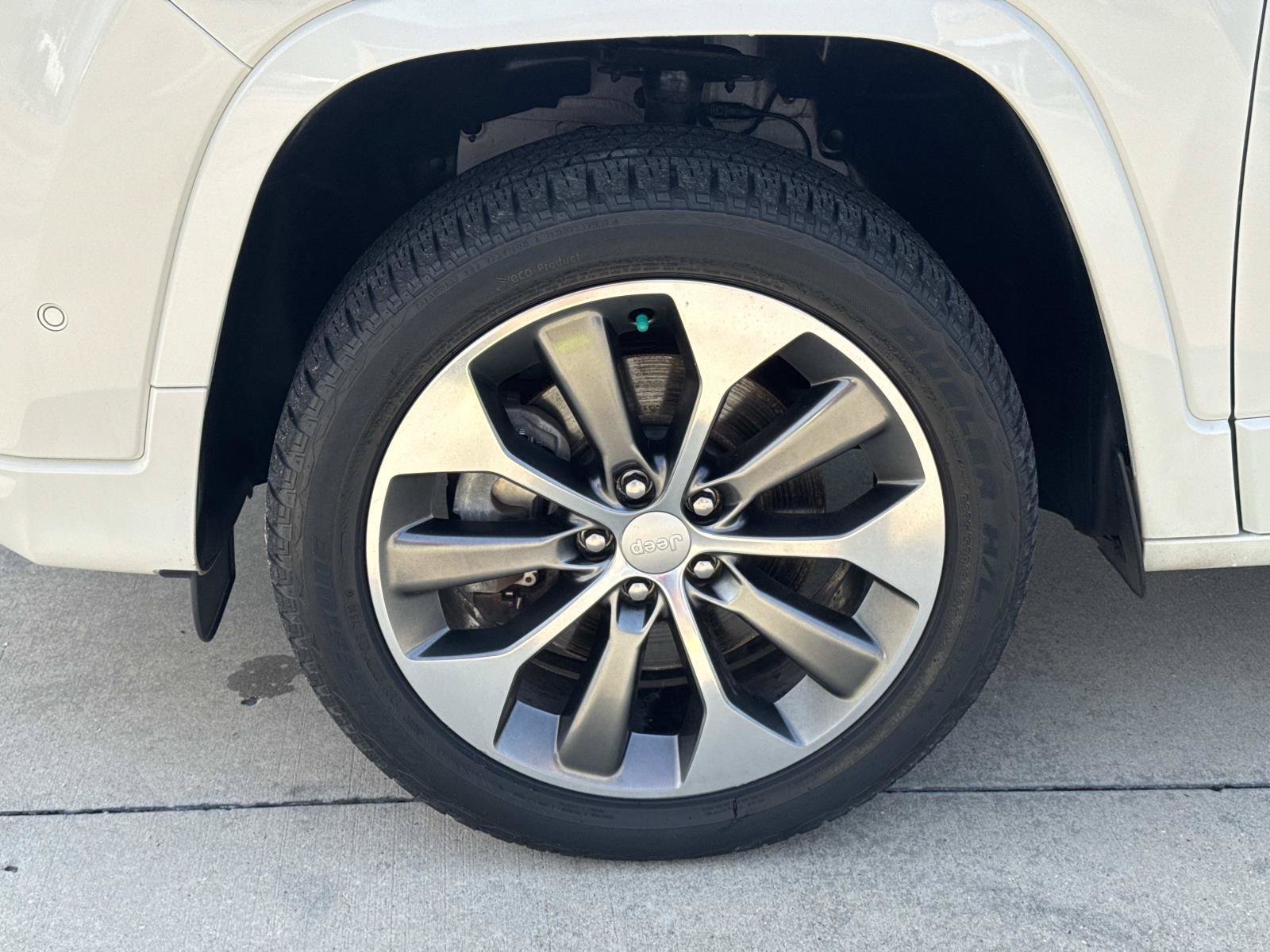 Used 2019 Jeep Cherokee Overland w/ Technology Group AWD/4WD image 4