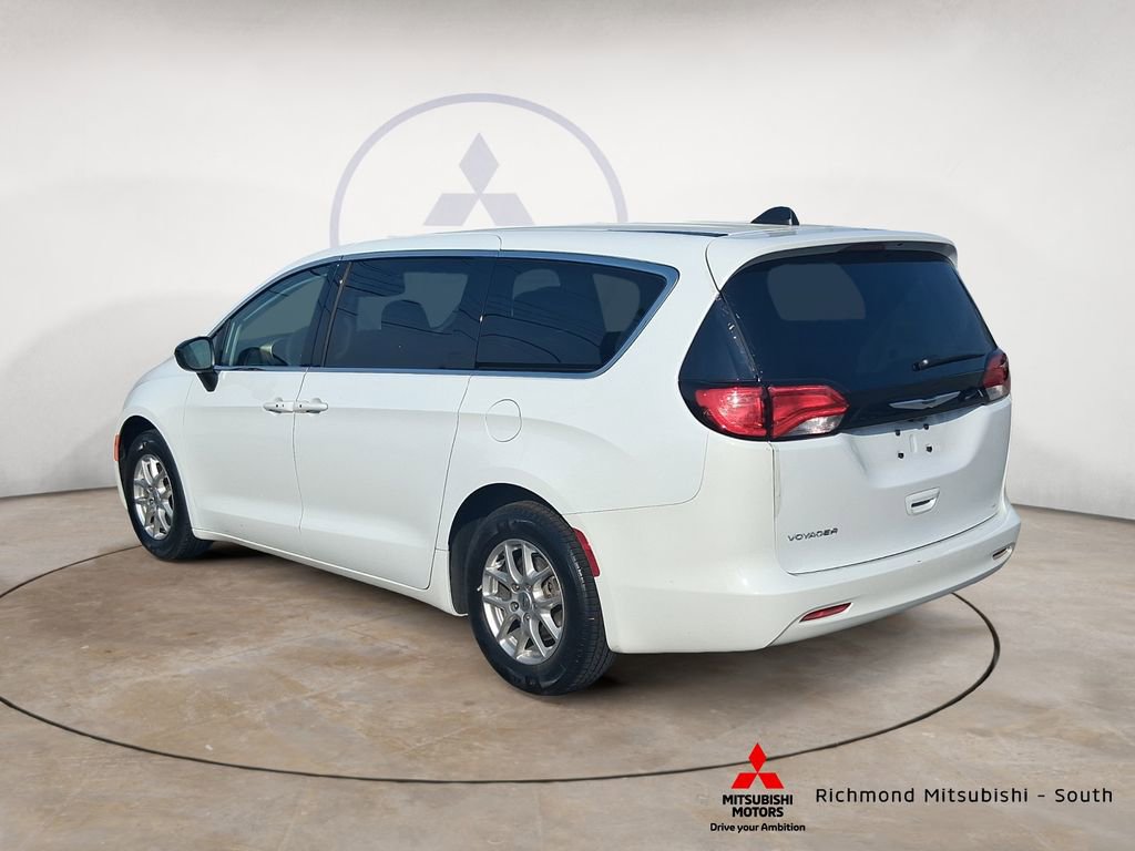 Used 2024 Chrysler Voyager LX FWD image 5
