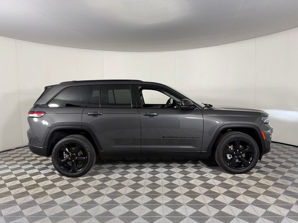 Certified 2023 Jeep Grand Cherokee Limited w/ Black Appearance Package AWD/4WD image 6