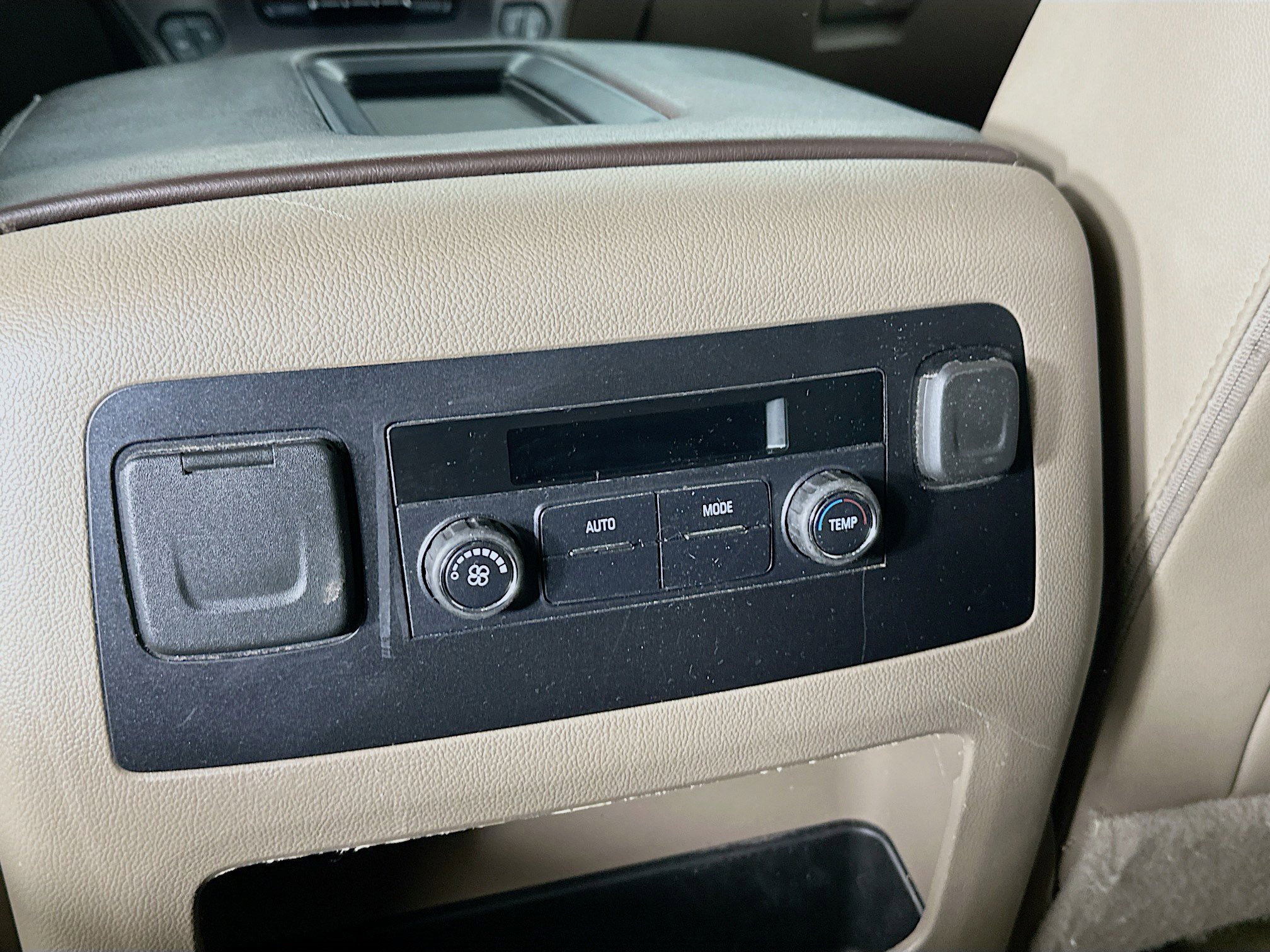 Used 2018 Chevrolet Suburban LT image 26