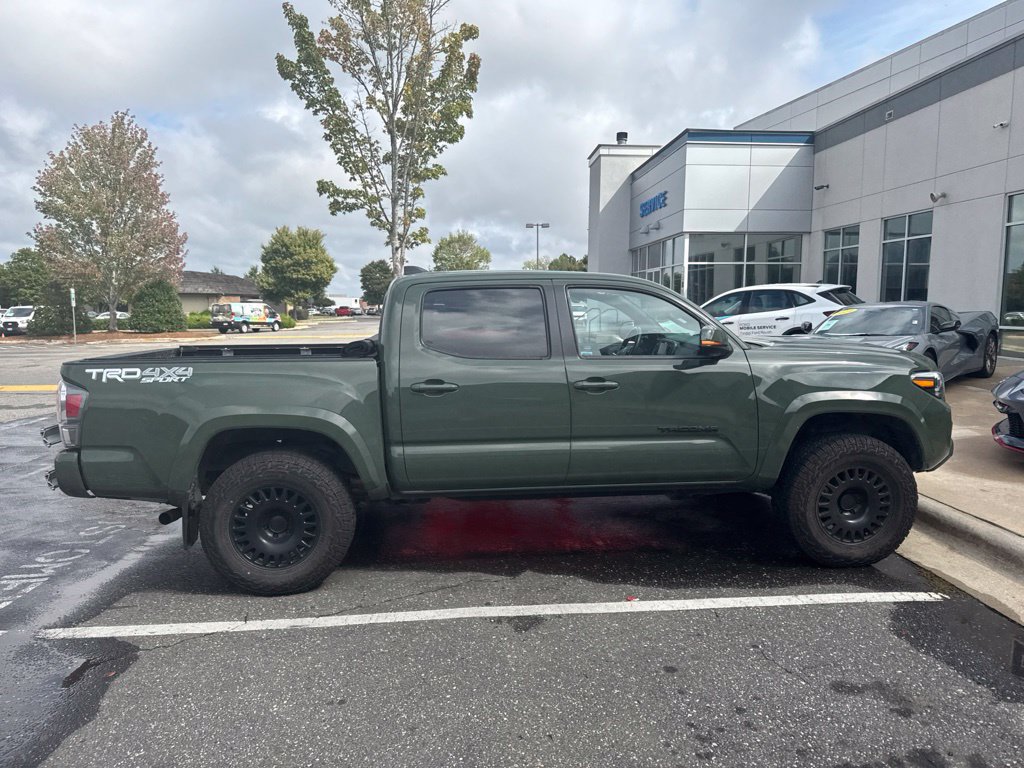 Used 2021 Toyota Tacoma TRD Sport w/ TRD Premium Sport Package AWD/4WD image 5