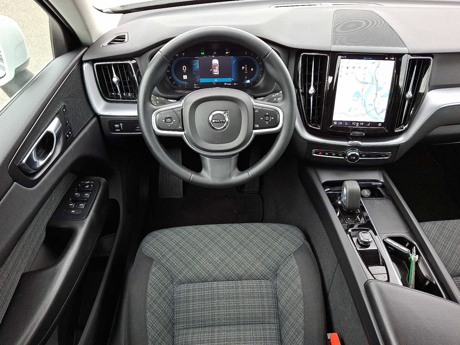 Used 2022 Volvo XC60 B5 Momentum image 12