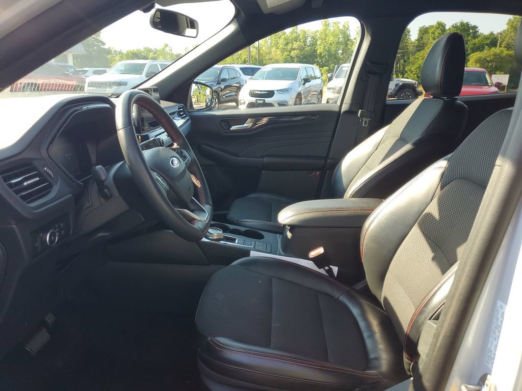 Used 2025 Ford Escape ST-Line Select AWD/4WD image 8