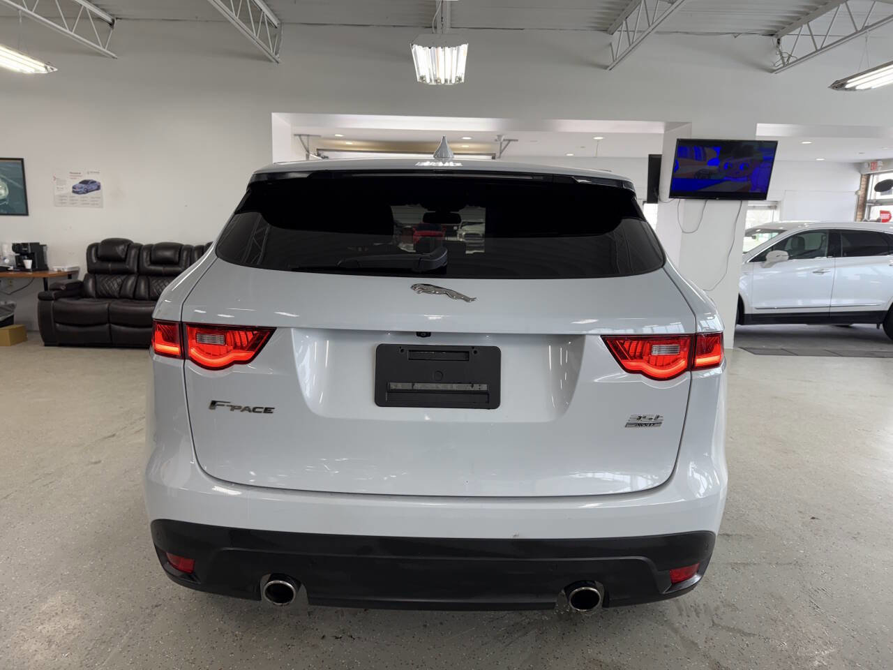 Used 2017 Jaguar F-PACE Prestige image 9