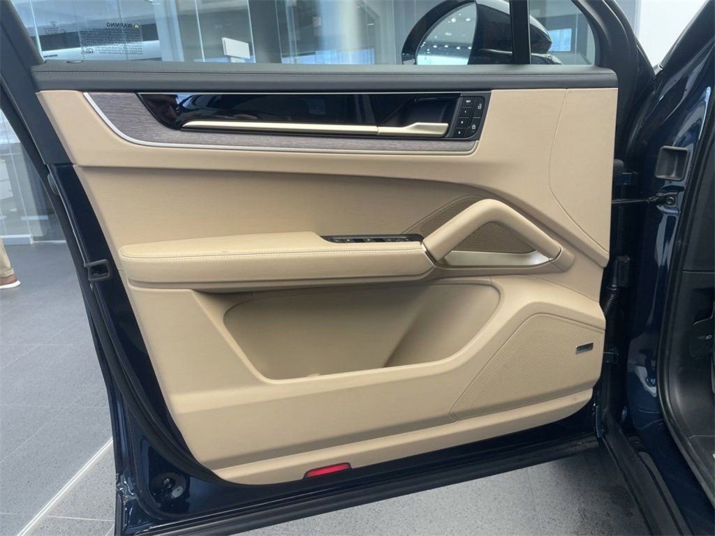 Certified 2025 Porsche Cayenne image 13