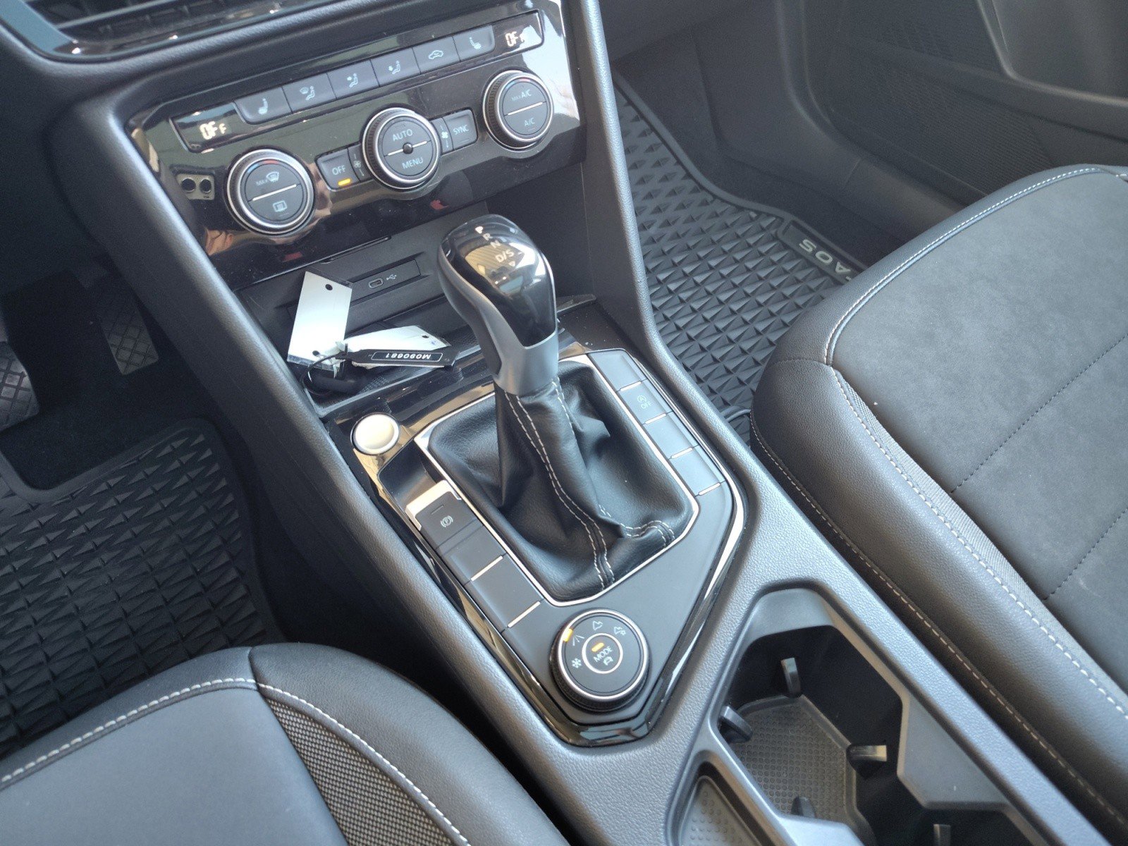 Used 2024 Volkswagen Taos SE w/ Panoramic Sunroof Package image 14