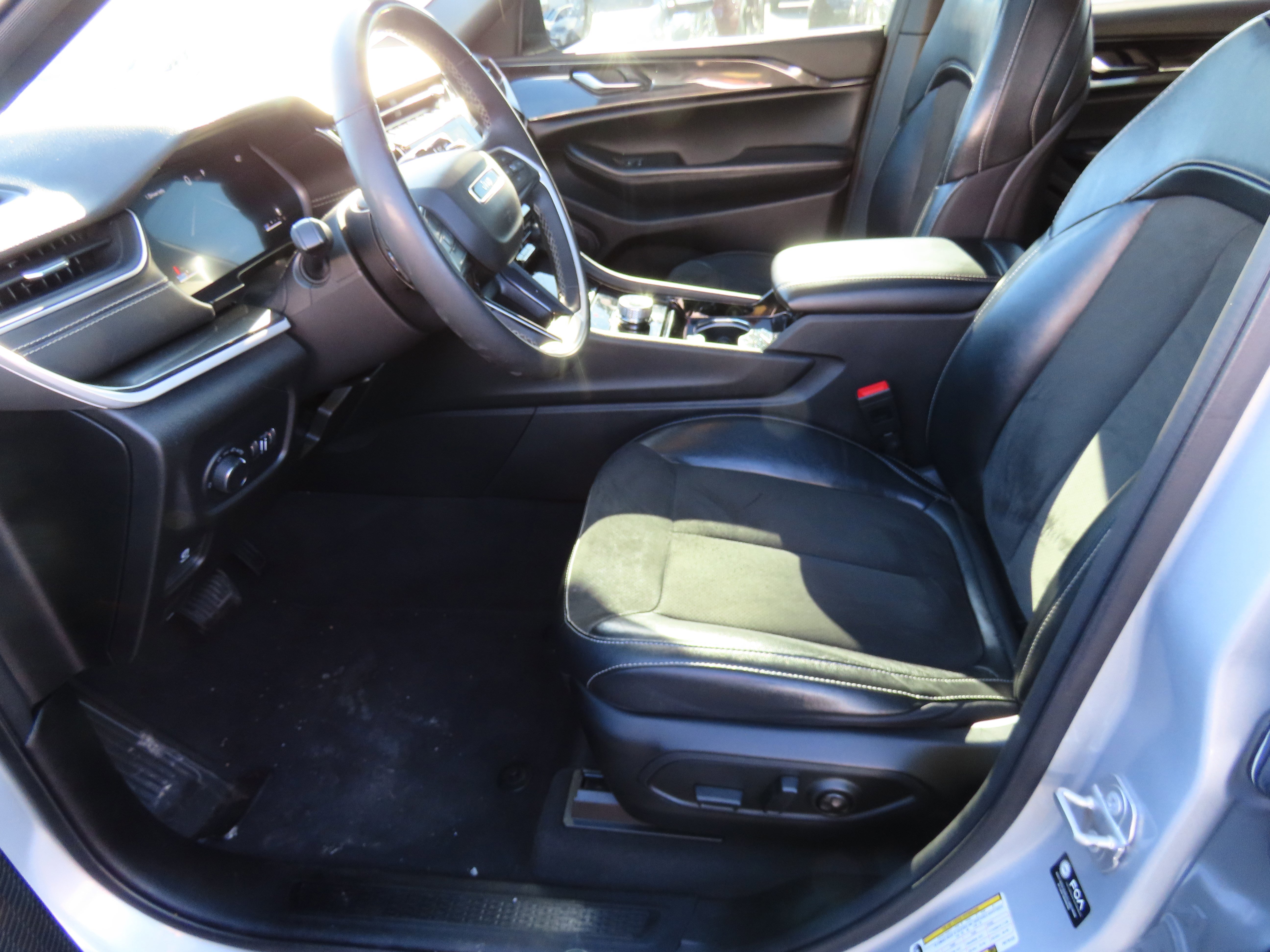 Used 2023 Jeep Grand Cherokee L Laredo image 40