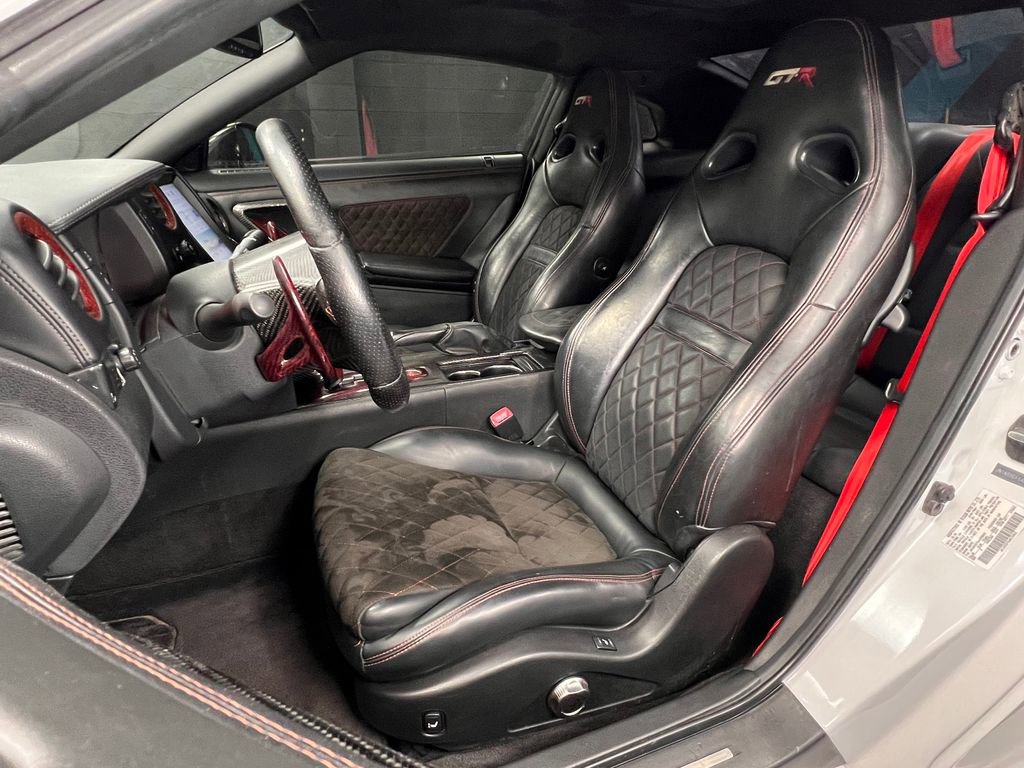 Used 2010 Nissan GT-R Premium AWD/4WD image 3