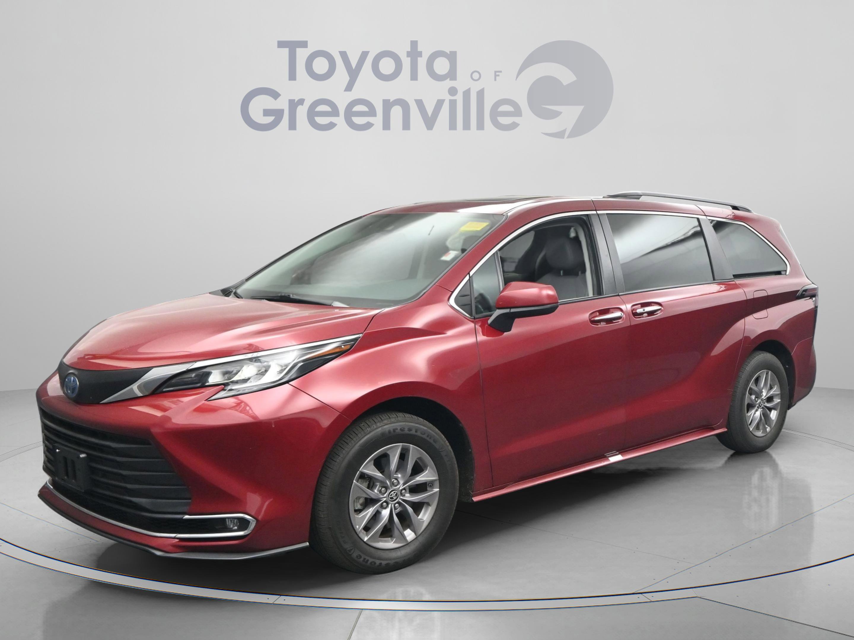 Used 2023 Toyota Sienna XLE image 1