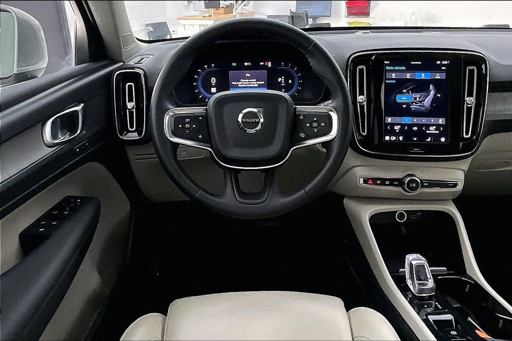 Certified 2023 Volvo XC40 B5 Plus image 8