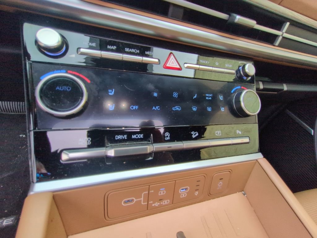 Used 2025 Hyundai Santa Fe Limited FWD image 17