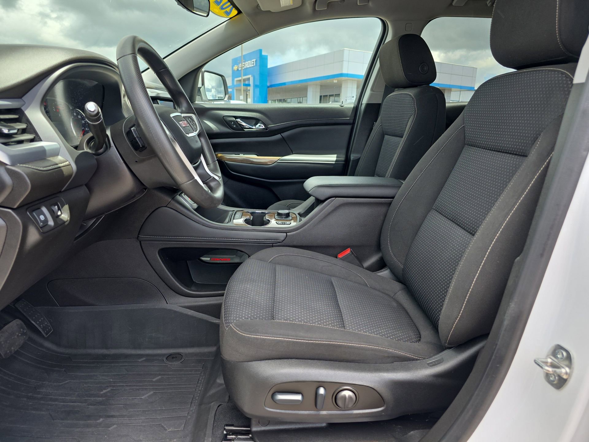 Used 2023 GMC Acadia SLE w/ Driver Convenience Package FWD image 10