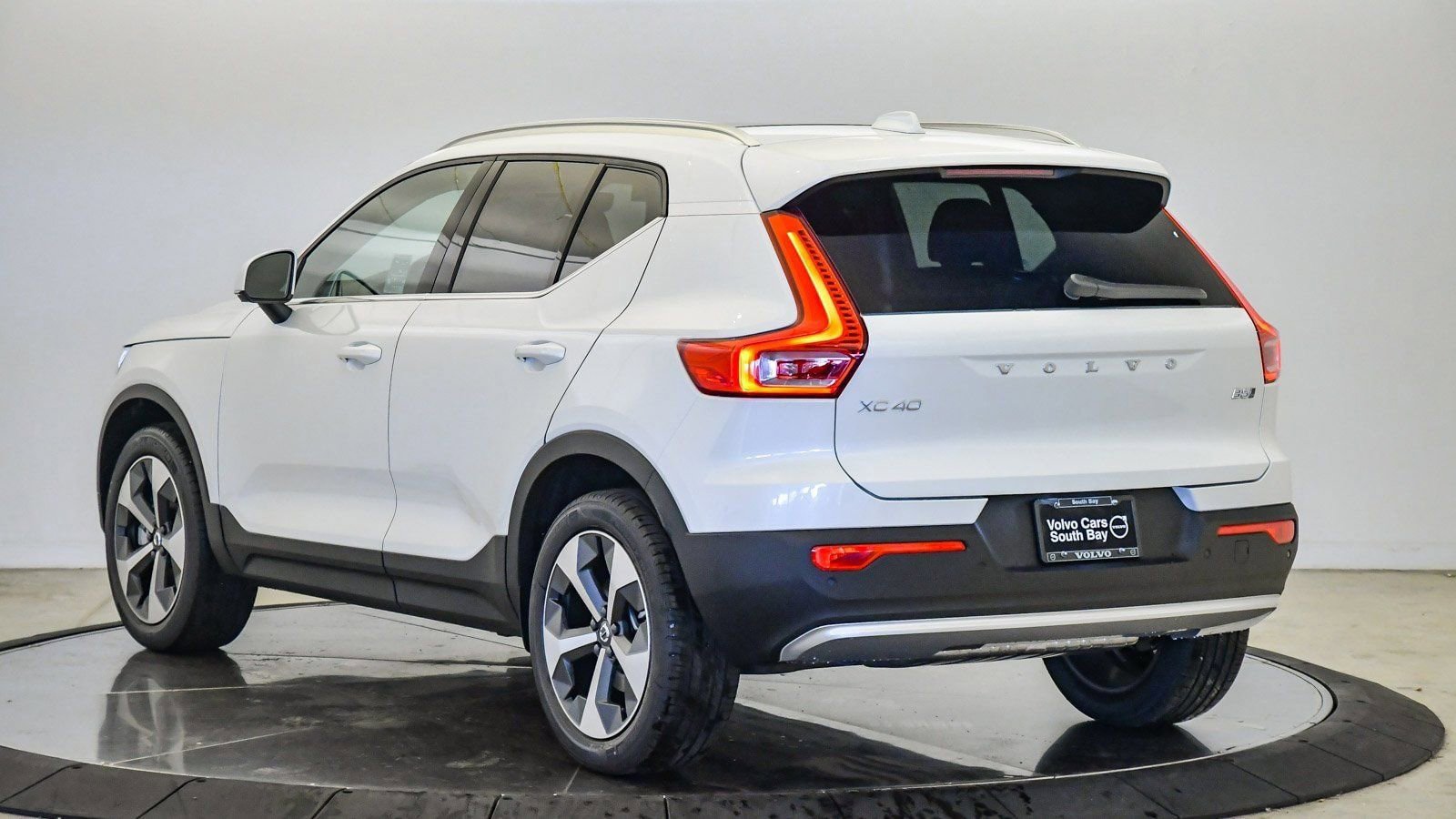 Used 2025 Volvo XC40 B5 Core w/ Protection Package Premier image 2