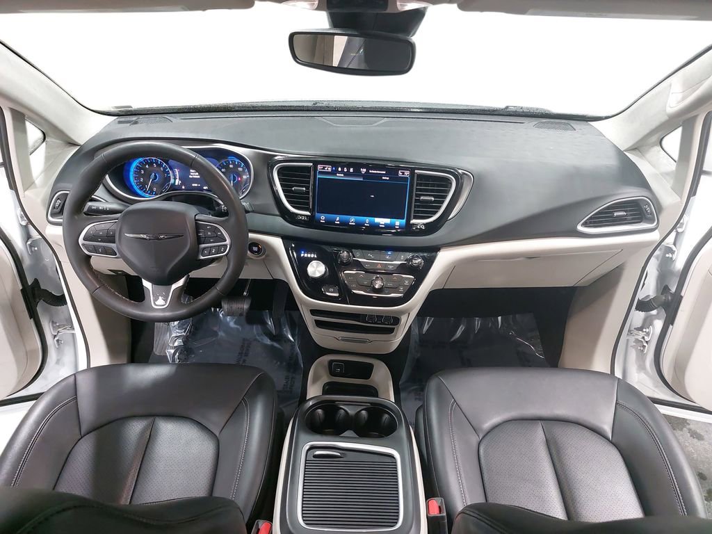 Used 2024 Chrysler Pacifica Touring-L FWD image 9