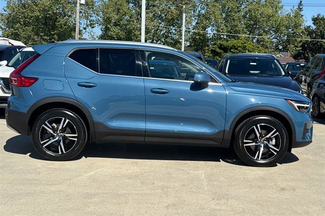 Certified 2025 Volvo XC40 B5 Core AWD/4WD image 2
