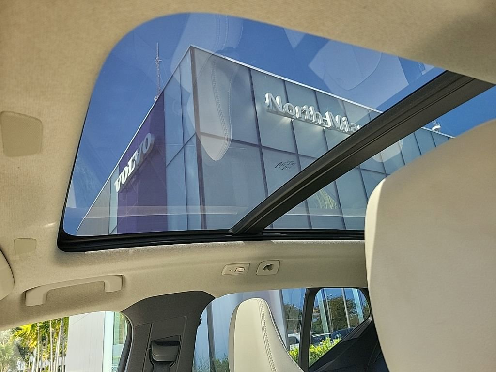 Used 2025 Volvo XC40 B5 Ultra image 6