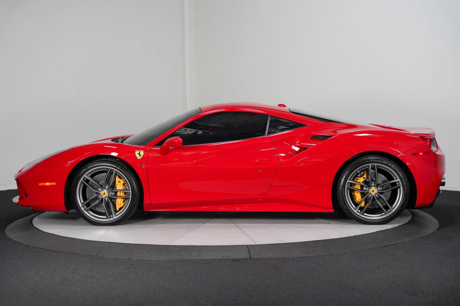 Used 2017 Ferrari 488 GTB RWD image 6