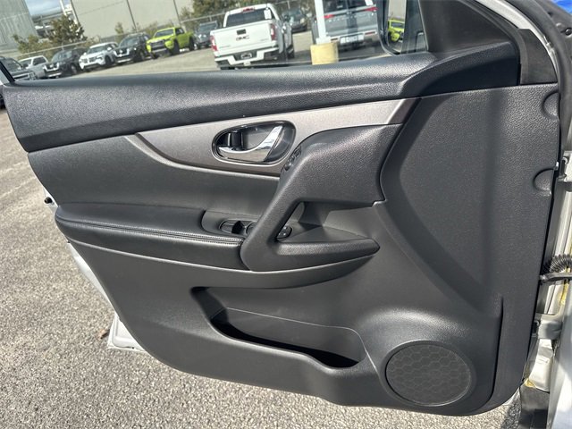 Used 2016 Nissan Rogue SV image 24