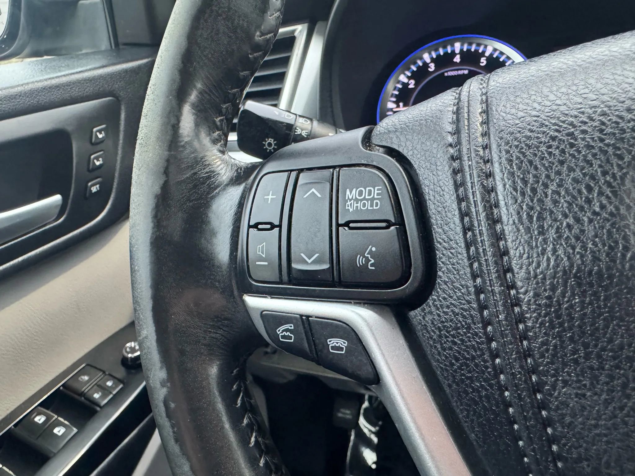 Used 2014 Toyota Highlander Limited w/ Preferred Accessory Package image 22