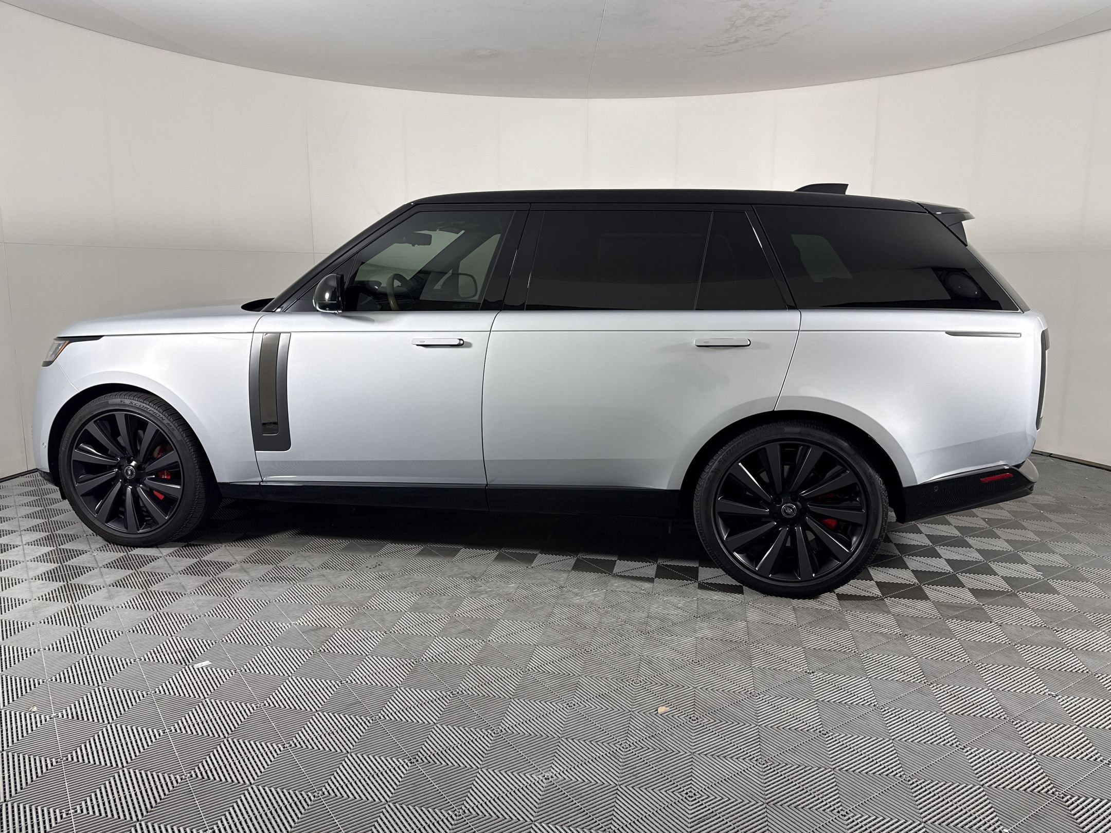 Used 2025 Land Rover Range Rover SV AWD/4WD image 2