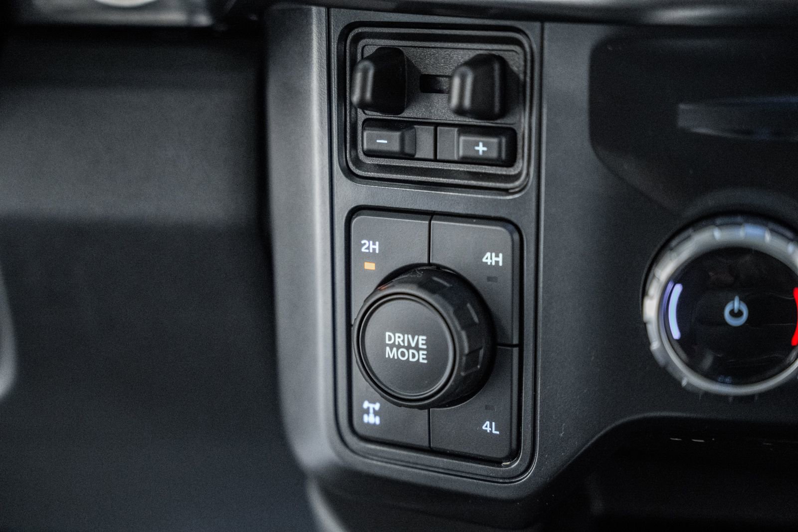 Used 2025 Ford F250 Lariat w/ Black Appearance Package image 31