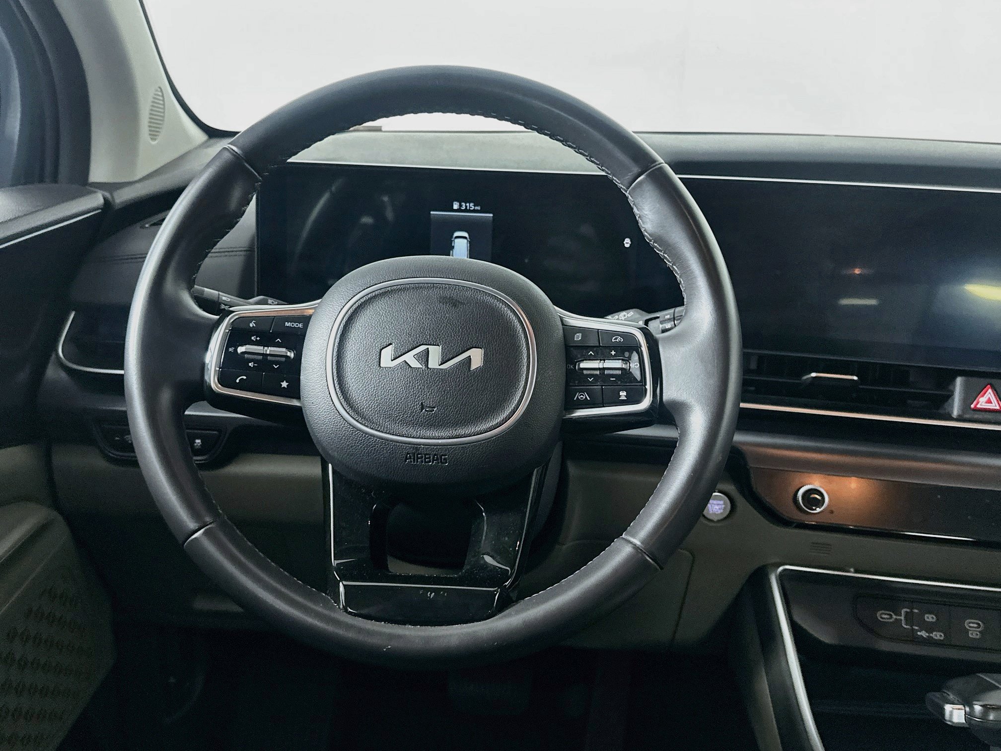 Used 2025 Kia Carnival FWD image 18