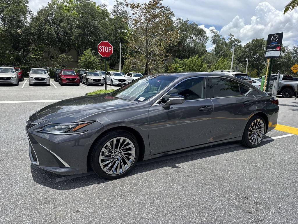 Used 2024 Lexus ES 300h Ultra Luxury w/ Accessory Package (Z2) FWD image 10
