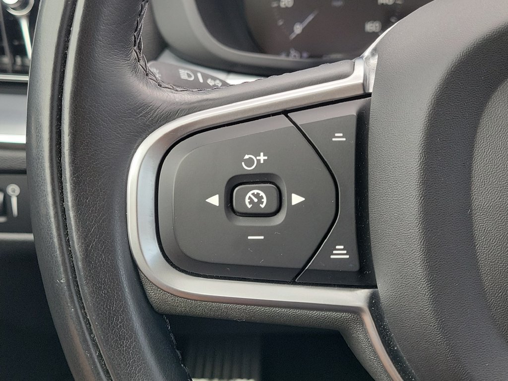 Used 2019 Volvo XC60 T6 Momentum w/ Multimedia Package AWD/4WD image 22