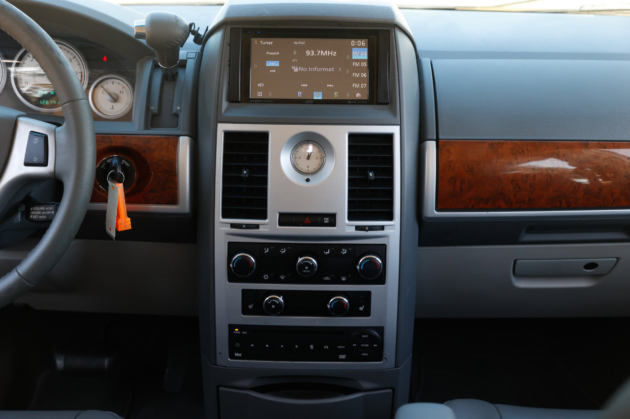Used 2009 Chrysler Town & Country Touring image 37