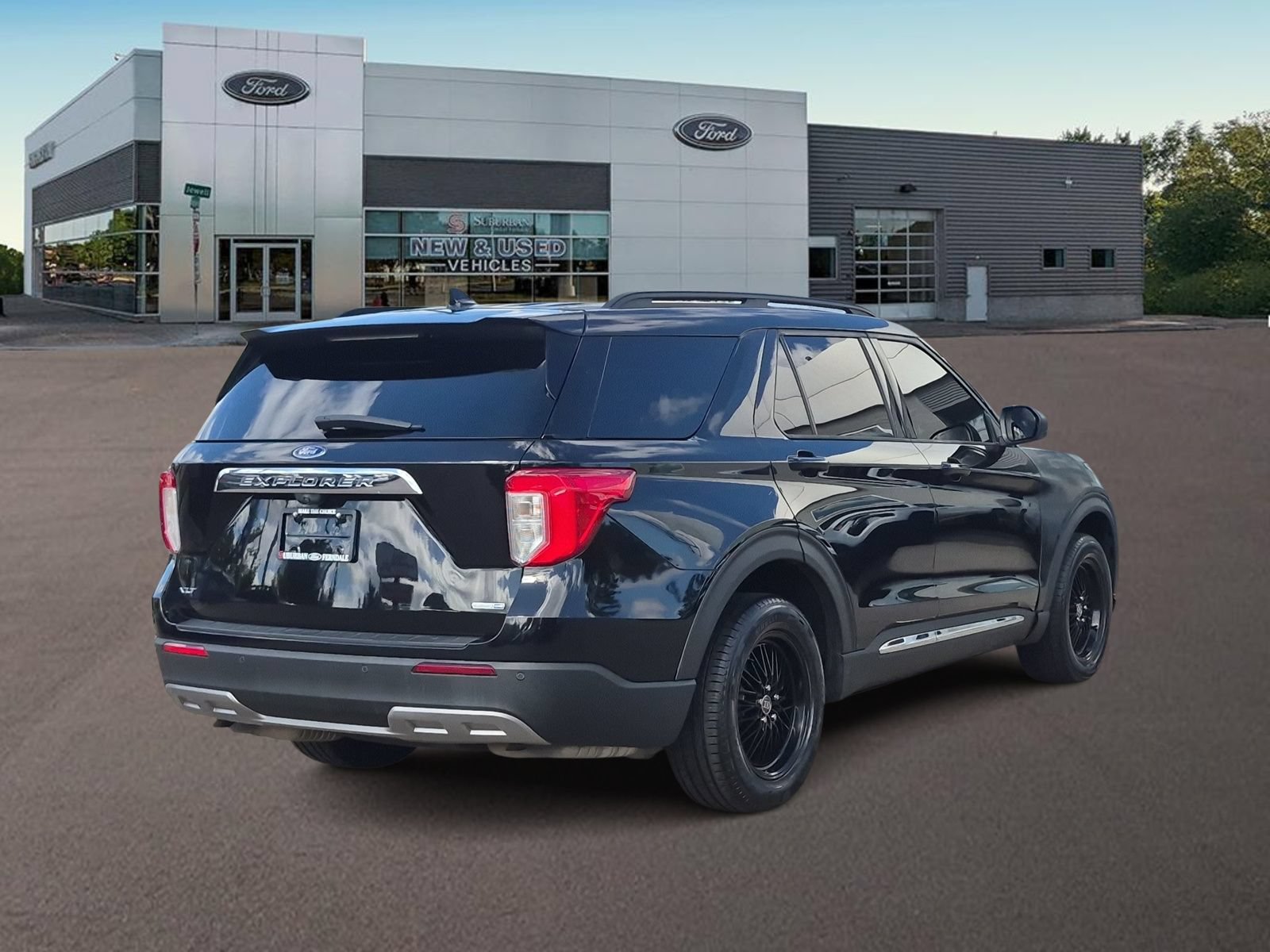 Used 2020 Ford Explorer XLT w/ Equipment Group 202A AWD/4WD image 9