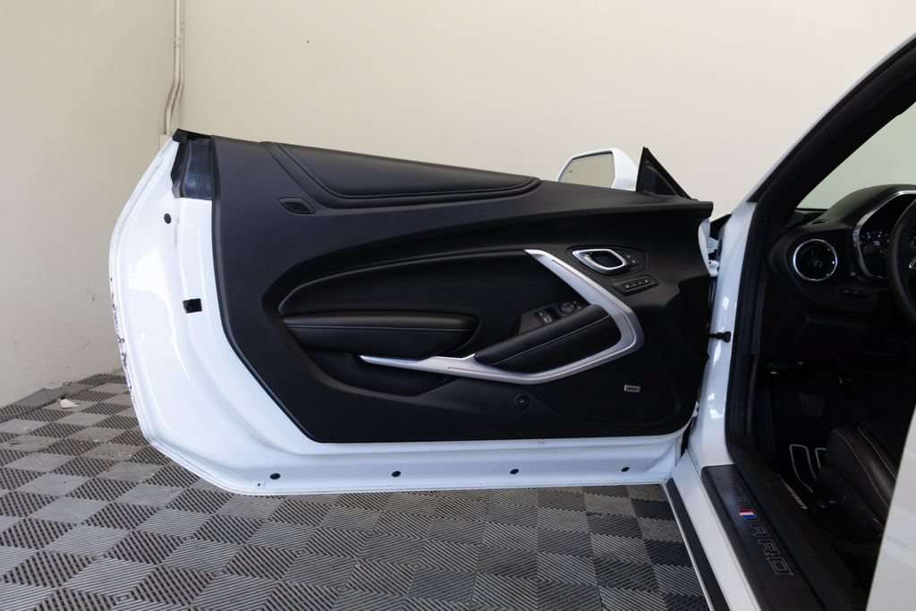 Used 2018 Chevrolet Camaro SS RWD image 15