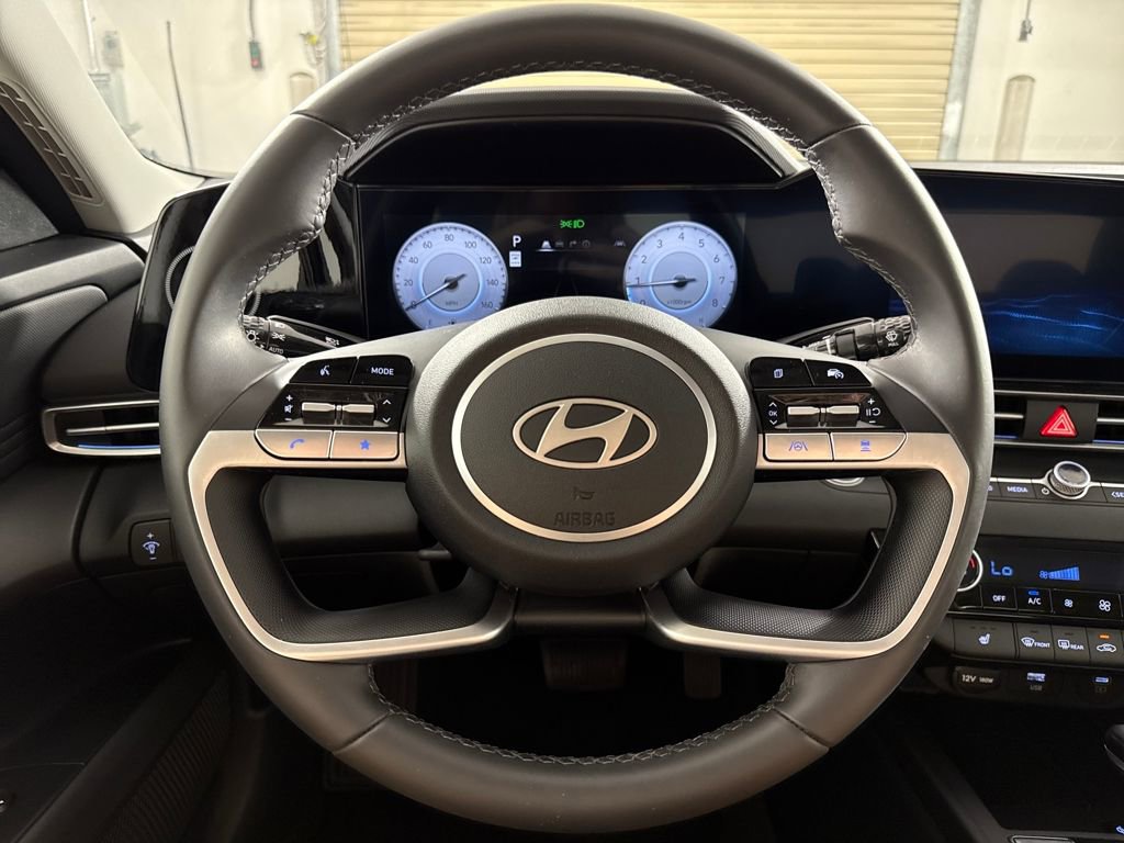 Used 2025 Hyundai Elantra SEL image 17