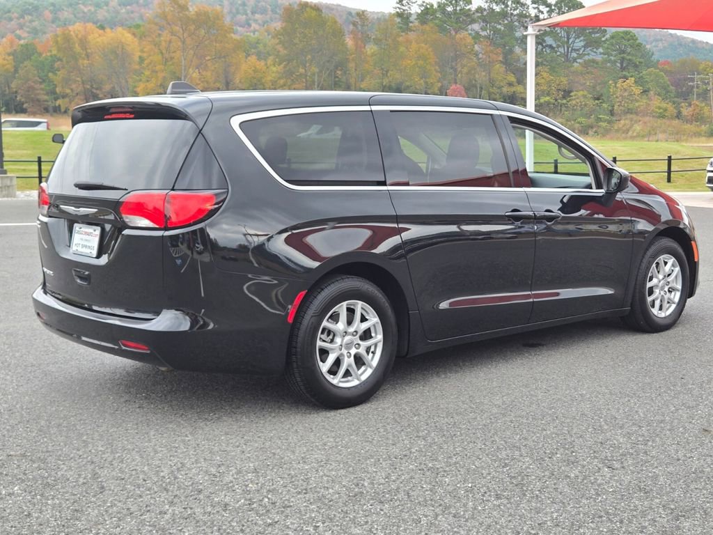Used 2022 Chrysler Voyager LX image 5