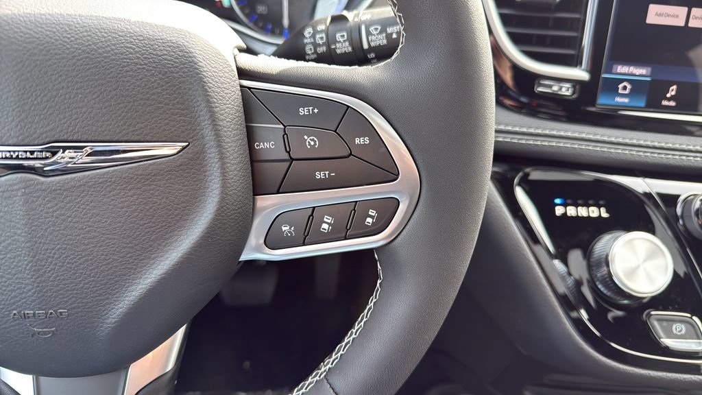 New 2026 Chrysler Pacifica Select AWD/4WD image 32