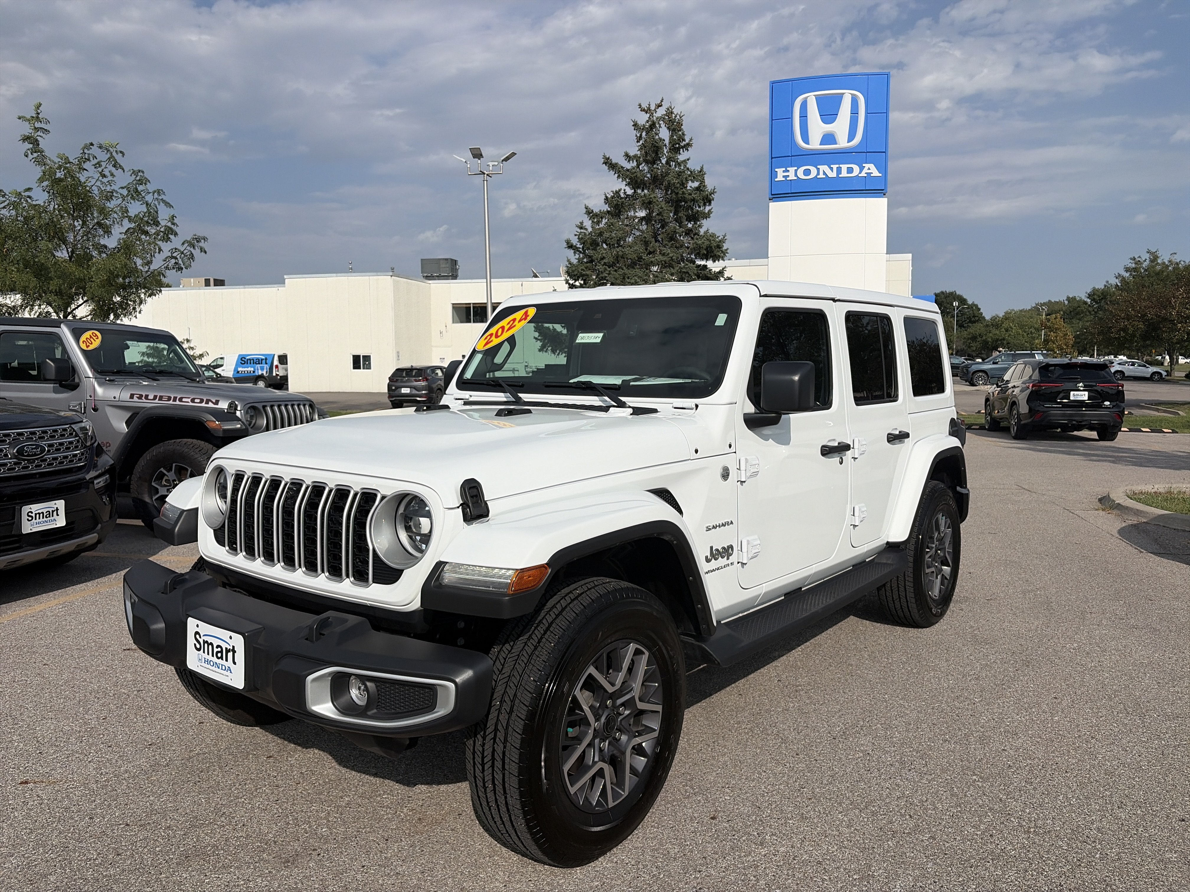 Used 2024 Jeep Wrangler Unlimited Sahara w/ Technology Group AWD/4WD image 1