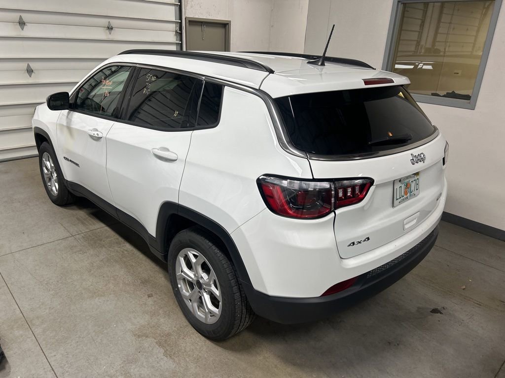 Used 2025 Jeep Compass Latitude image 3