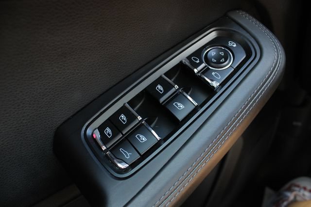 Used 2023 Porsche Macan Turbo AWD/4WD image 7