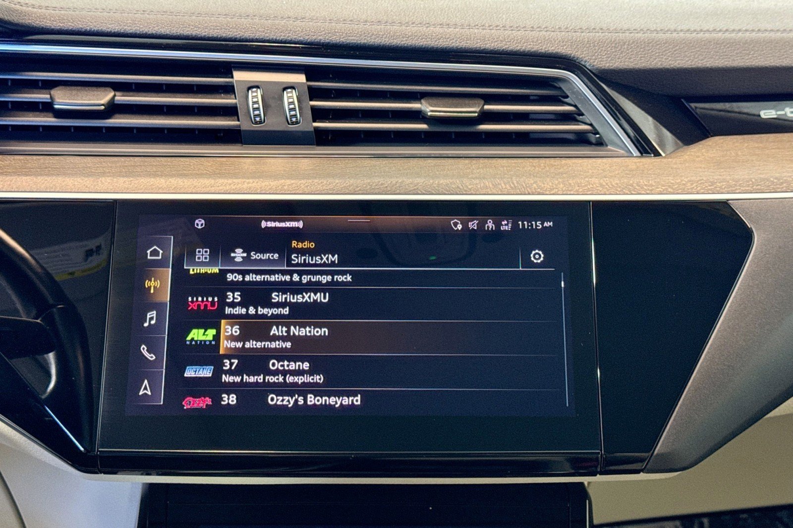 Used 2022 Audi e-tron Premium Plus w/ Premium Plus Package image 15