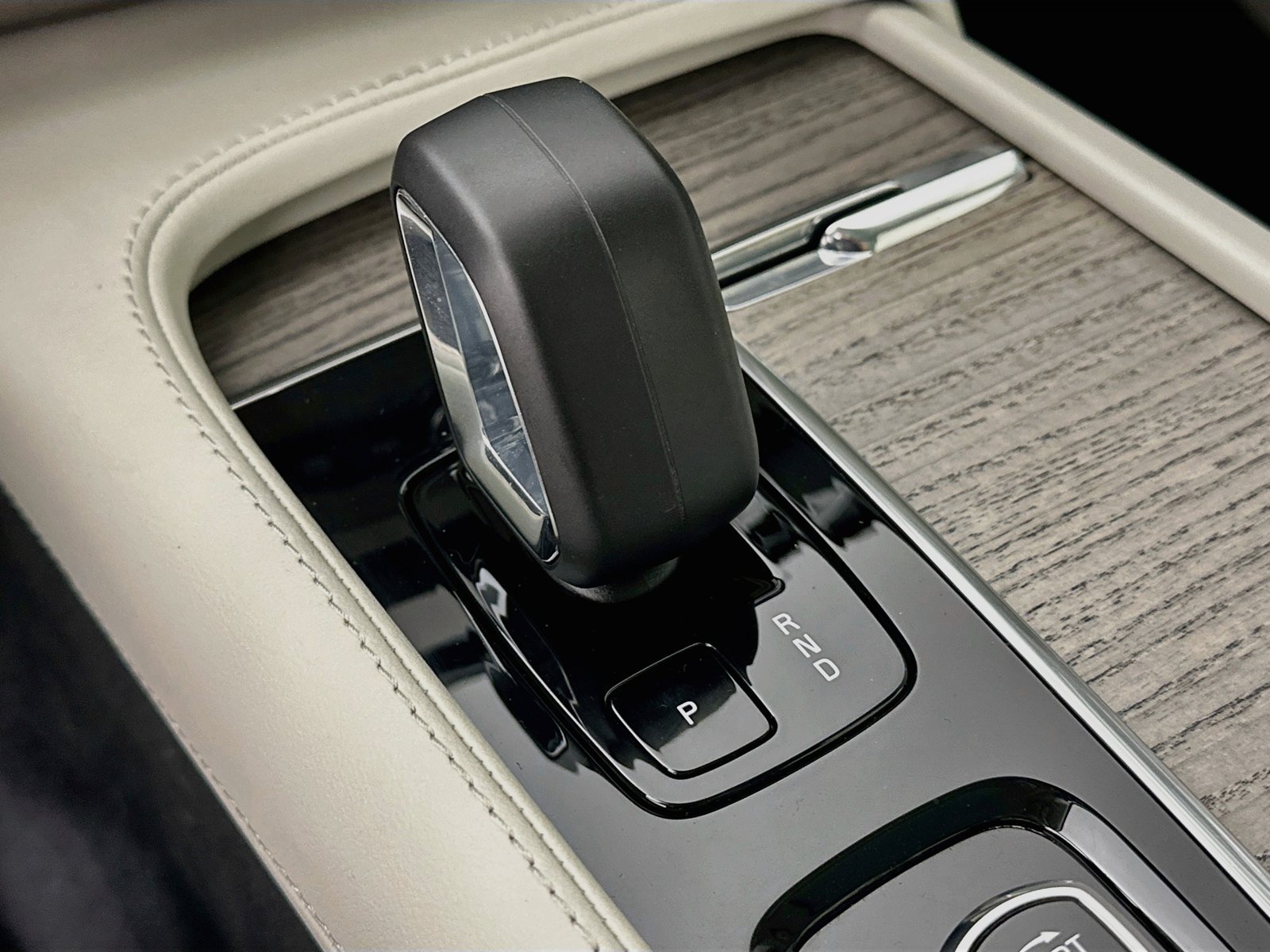 Certified 2024 Volvo XC90 B6 Plus AWD/4WD image 27