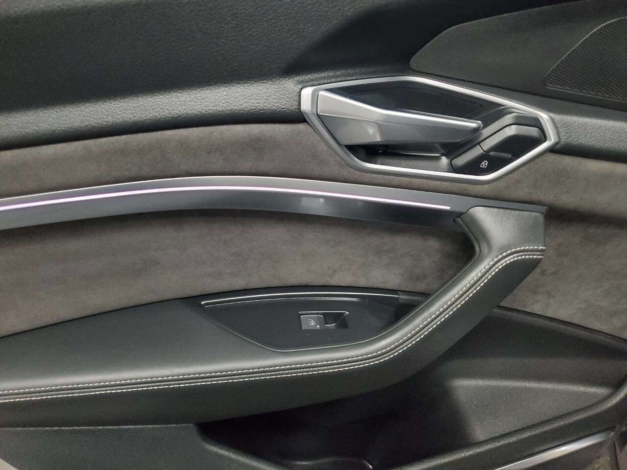 Used 2019 Audi e-tron Prestige w/ Prestige Package image 13