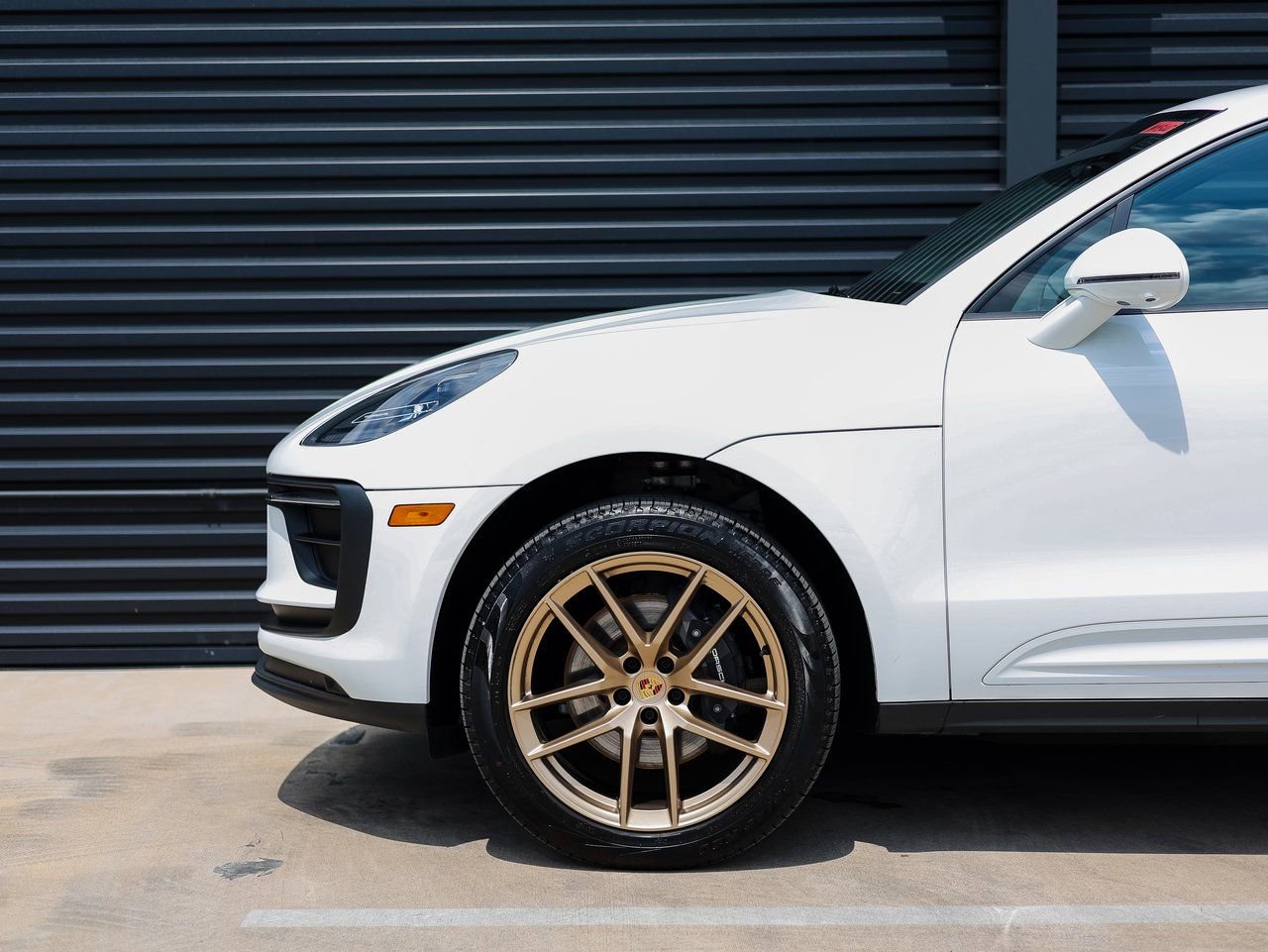 Certified 2025 Porsche Macan AWD/4WD image 9