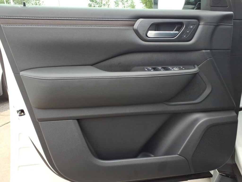 New 2026 Nissan Armada SL w/ Captain's Chari Seat Package AWD/4WD image 13