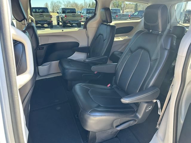 Used 2024 Chrysler Pacifica Touring-L FWD image 10