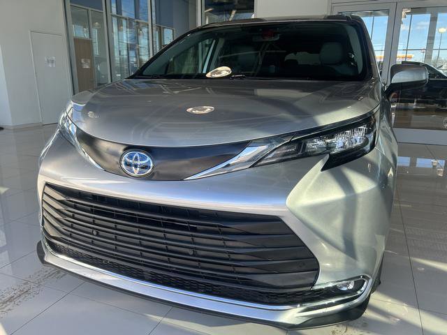 Used 2024 Toyota Sienna XLE FWD image 3