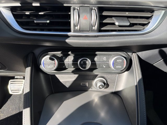 Used 2024 Alfa Romeo Stelvio Veloce AWD/4WD image 21