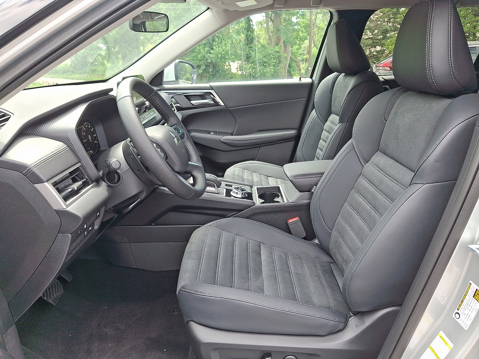 New 2025 Mitsubishi Outlander SE image 13