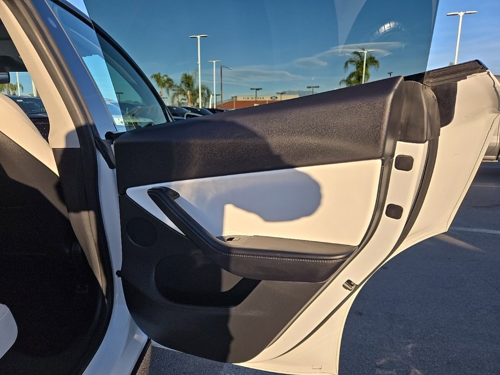 Used 2020 Tesla Model Y Long Range image 25